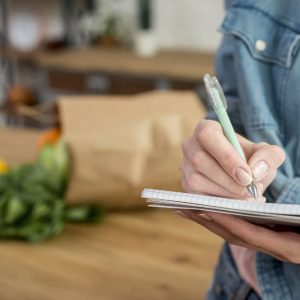 Cómo hacer tu lista de compras y cumplirla (sin gastar de más)