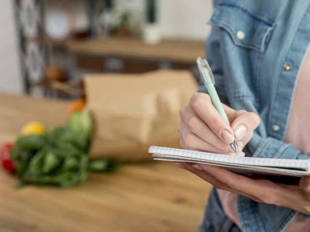 Cómo hacer tu lista de compras y cumplirla (sin gastar de más)